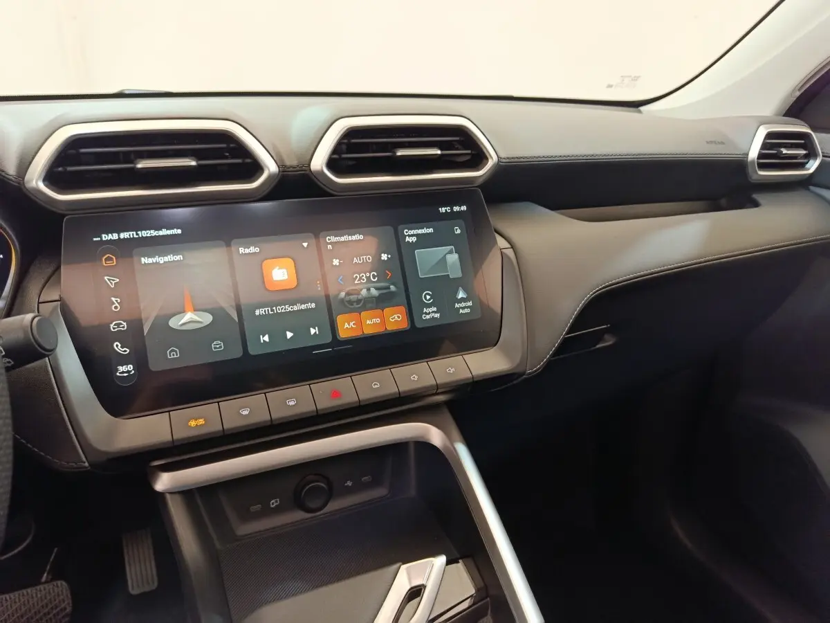 Vue intérieure du tableau de bord MG ZS 1.5L Hybrid+ Luxury 2026 avec écran tactile central et sorties d'air hexagonales.