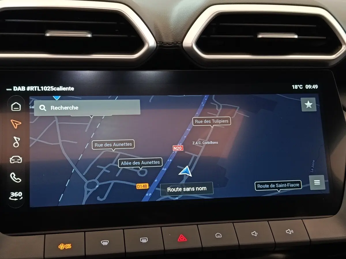 Écran tactile central du tableau de bord du MG MOTOR ZS 1.5L Hybrid+ Luxury affichant la navigation GPS.