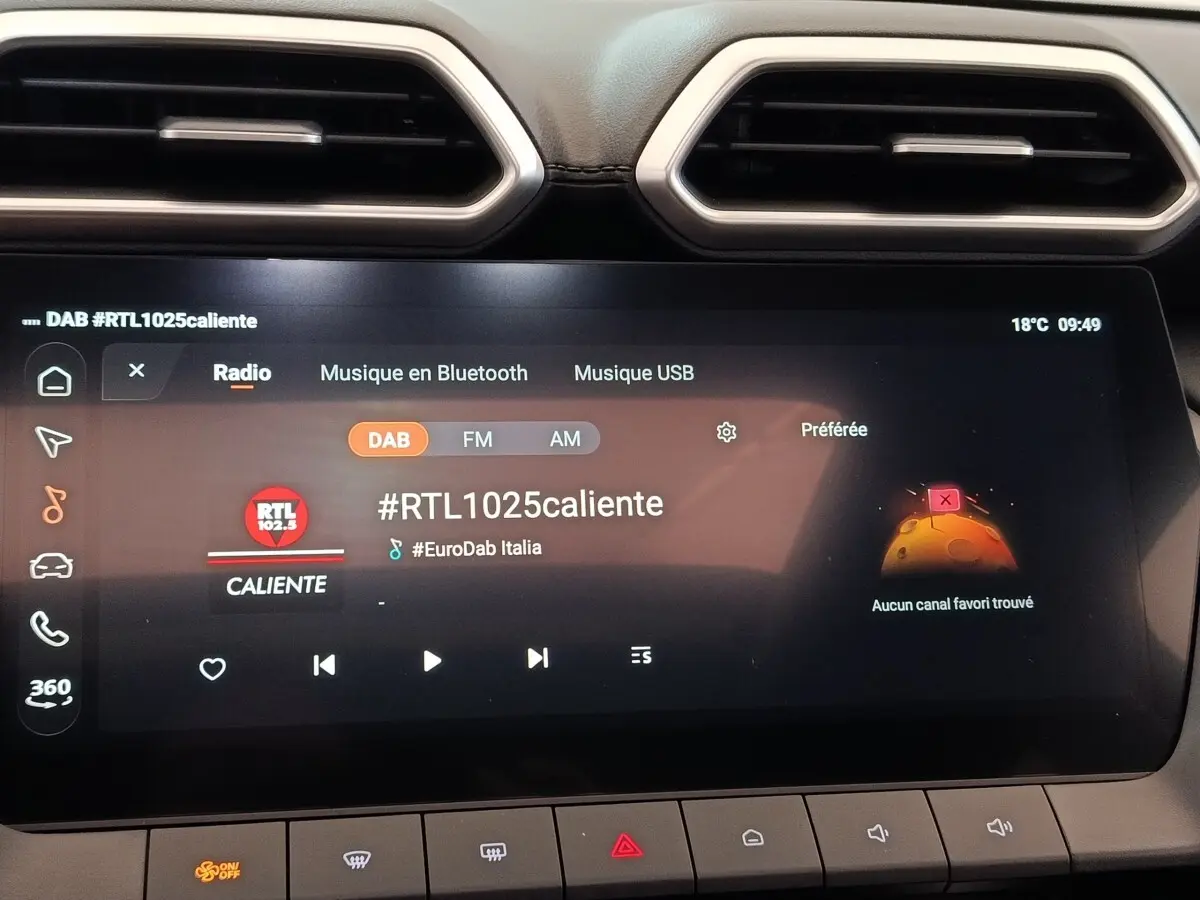Écran tactile central du MG ZS Hybrid+ Luxury 2026 affichant la radio DAB, entouré de commandes grises.