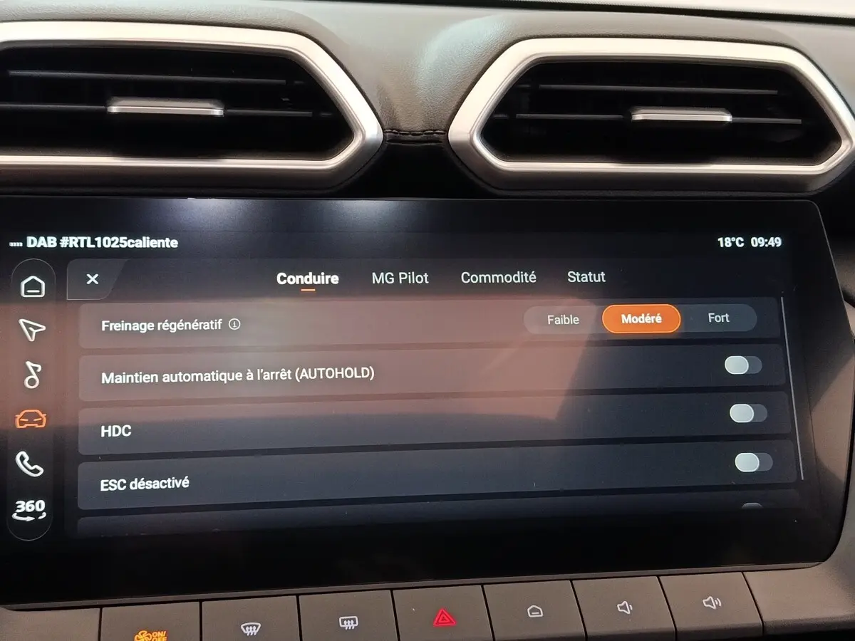 Écran tactile central de la MG ZS Hybrid+ Luxury affichant les réglages de conduite, vue intérieure.