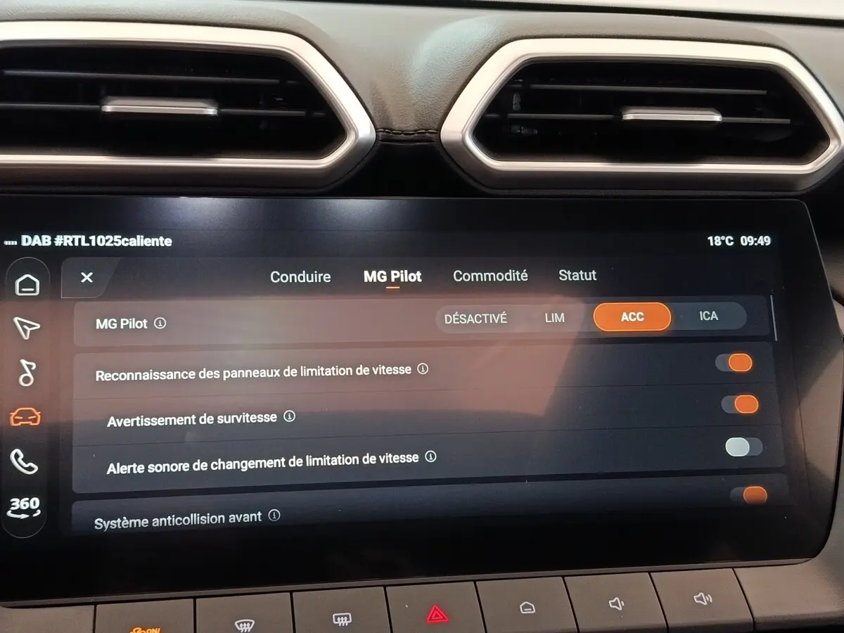 Écran tactile central du MG Motor ZS 1.5L Hybrid+ Luxury affichant les réglages d’aide à la conduite.