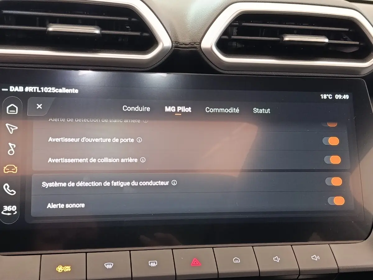 Écran tactile central du tableau de bord du MG Motor ZS 1.5L Hybrid+ Luxury, affichant les options MG Pilot.