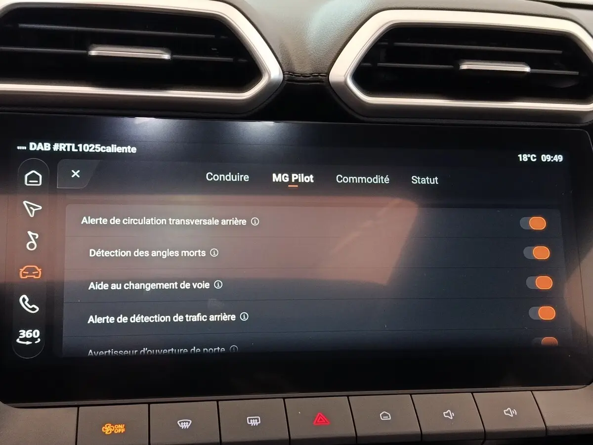 Écran tactile central du MG Motor ZS gris foncé montrant les options d’aide à la conduite MG Pilot.