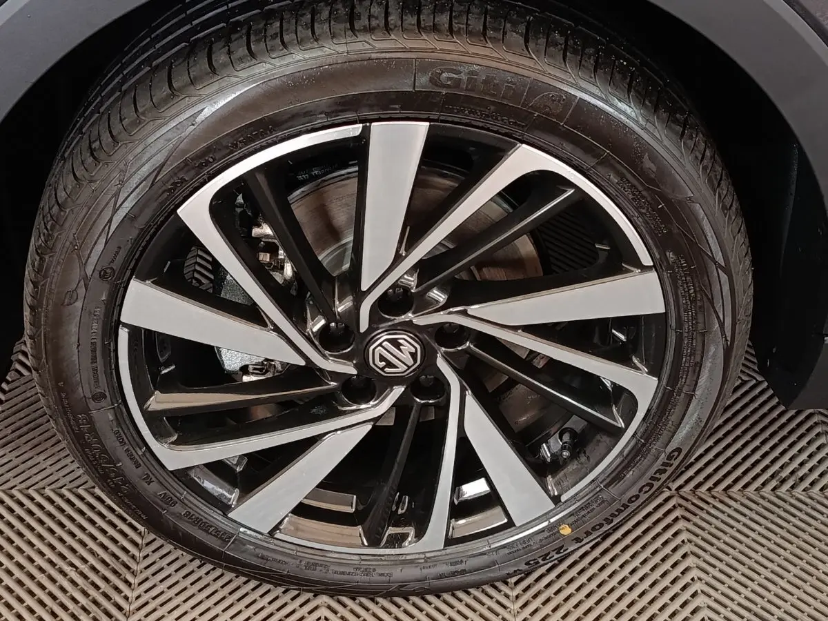 Gros plan sur la jante alliage noire et argentée du MG Motor ZS 1.5L Hybrid+ Luxury 2026, pneu visible.