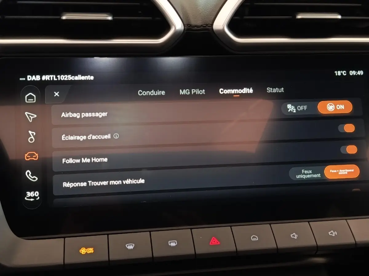 Écran tactile central du MG Motor ZS 2026 affichant les réglages de confort, entouré de boutons de commande.