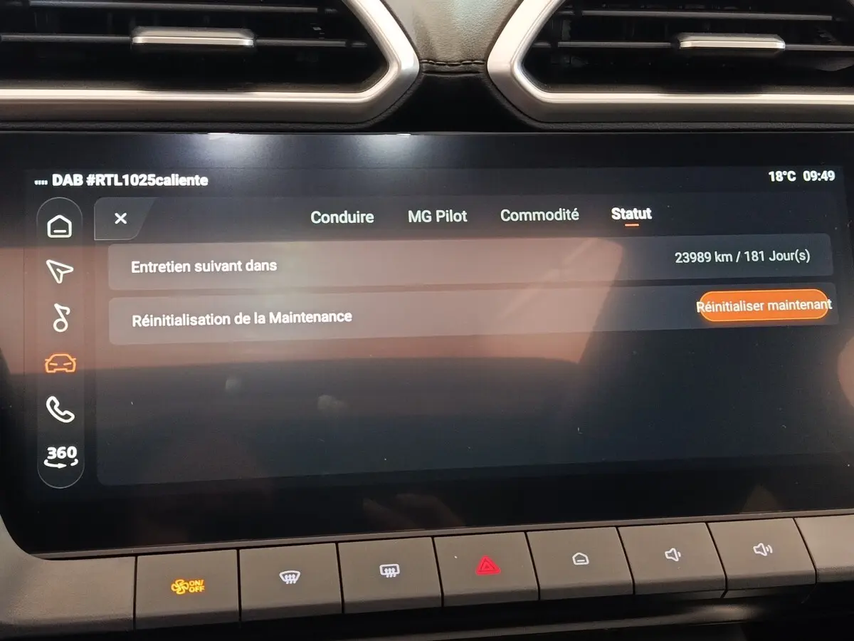 Écran tactile central du tableau de bord MG ZS Hybrid+ Luxury 2026 affichant le menu statut et options de maintenance.