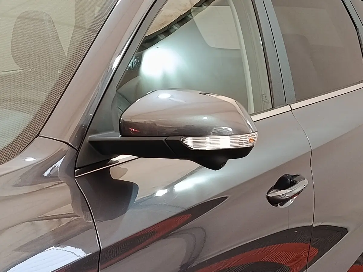 Gros plan sur le rétroviseur côté gauche gris foncé du MG Motor ZS 1.5L Hybrid+ Luxury 2026 avec poignée de porte visible.