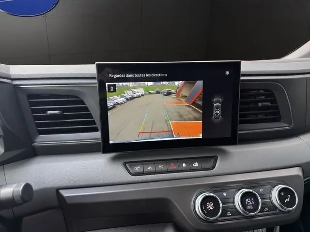 Vue intérieure du tableau de bord du Renault Master 2025 avec écran de caméra de recul affichant l'arrière du véhicule.
