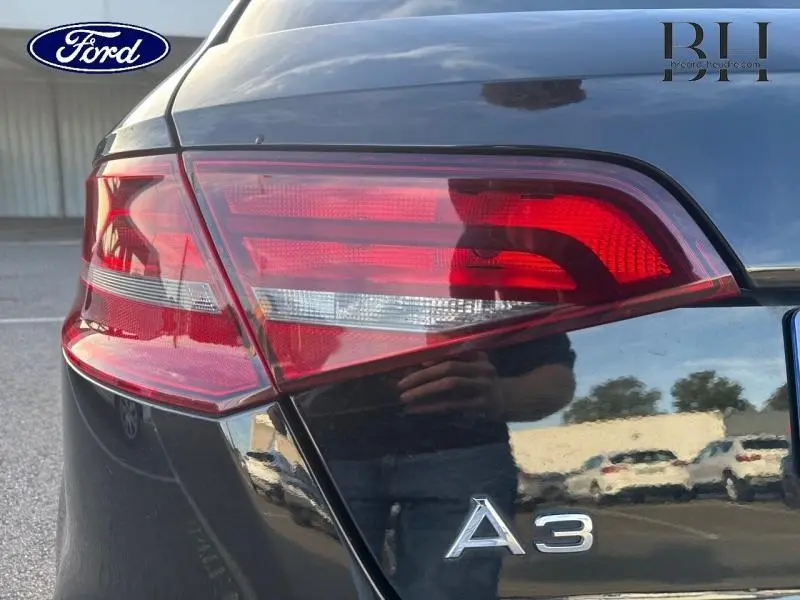 Gros plan sur le feu arrière gauche noir brillant d'une Audi A3 Sportback 2016 avec logo A3 visible