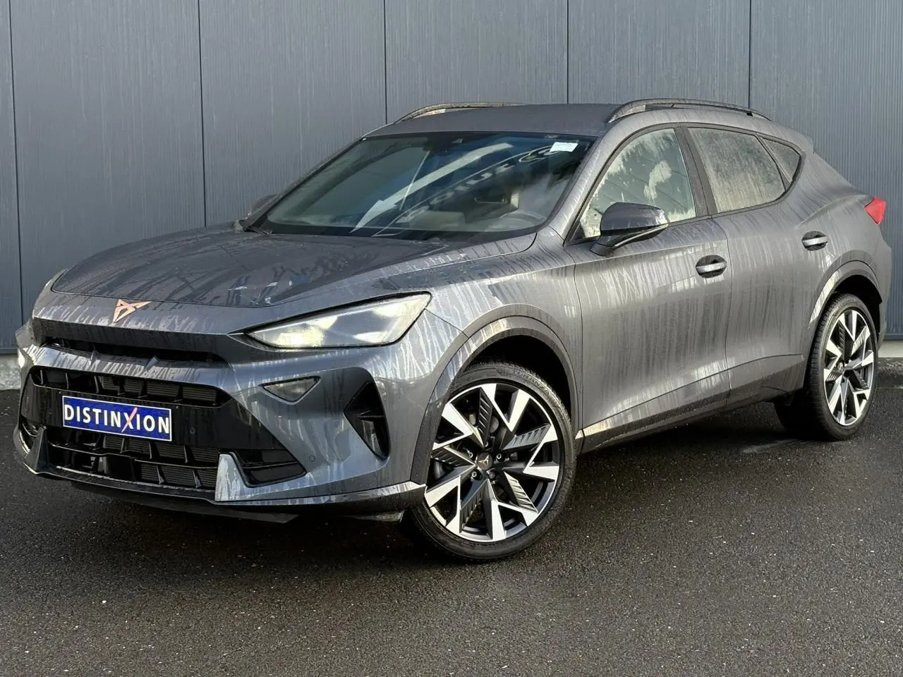 Vue 3/4 avant d'une CUPRA Formentor blanche avec jantes alliage noires et calandre marquée au logo CUPRA.