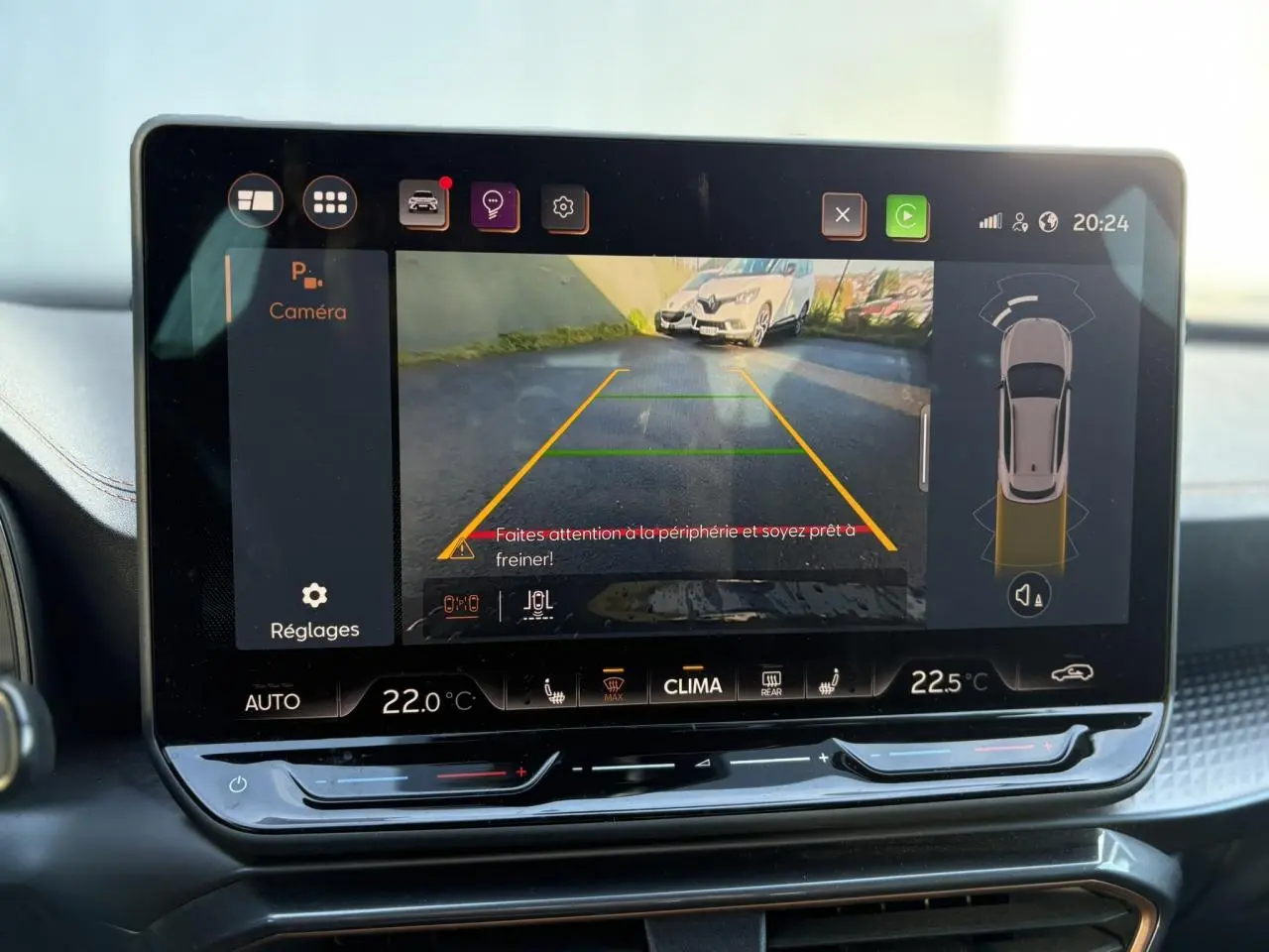 Écran tactile HD 12,9'' du tableau de bord du CUPRA Formentor 2025 avec navigation et climatisation affichée.