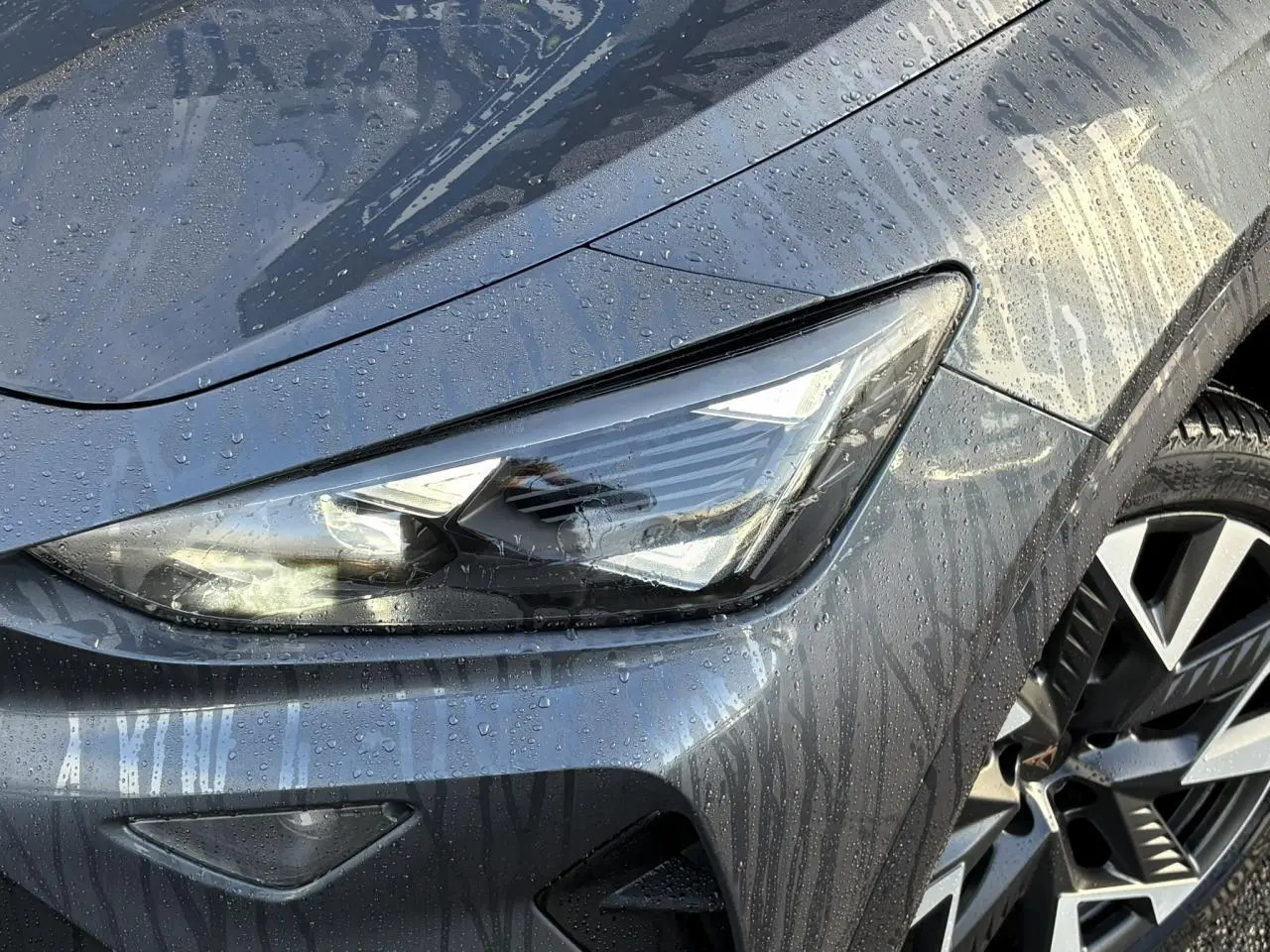 Gros plan sur l'avant droit blanc du CUPRA Formentor 2025, mettant en valeur son phare LED et la jante alliage distinctive.