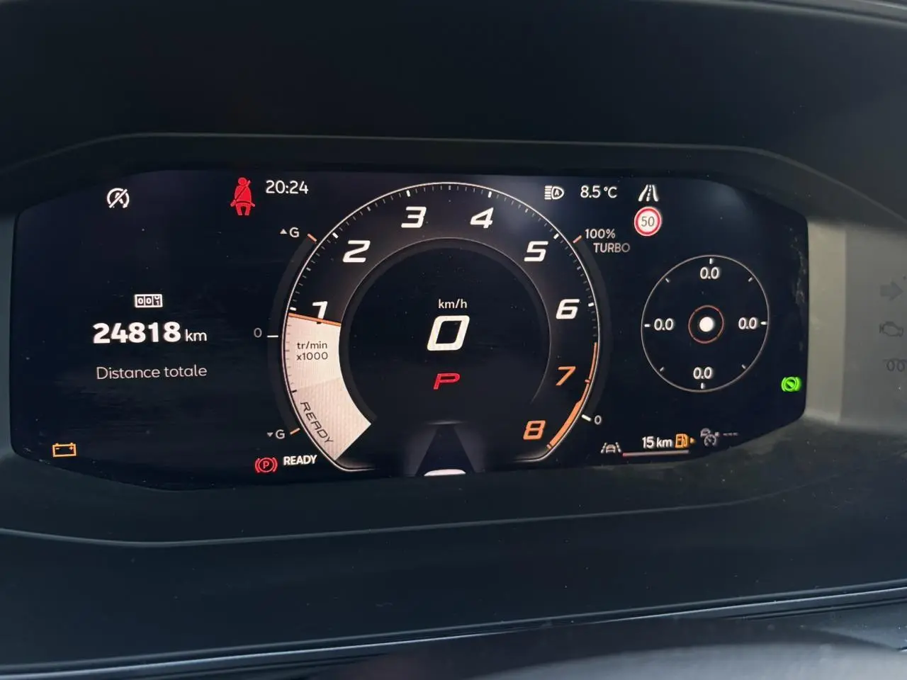 Vue intérieure avant du CUPRA Formentor gris Magnétique 2025, volant Supersports et écran tactile central HD 12,9 pouces.