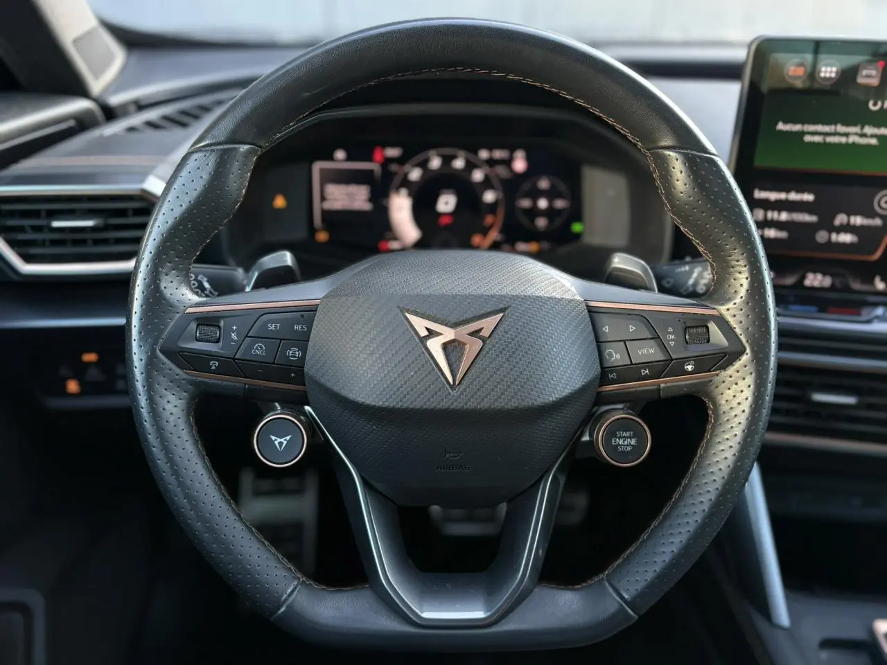Intérieur du CUPRA Formentor 2025, vue rapprochée du volant cuir noir avec logo cuivre et tableau de bord digital.