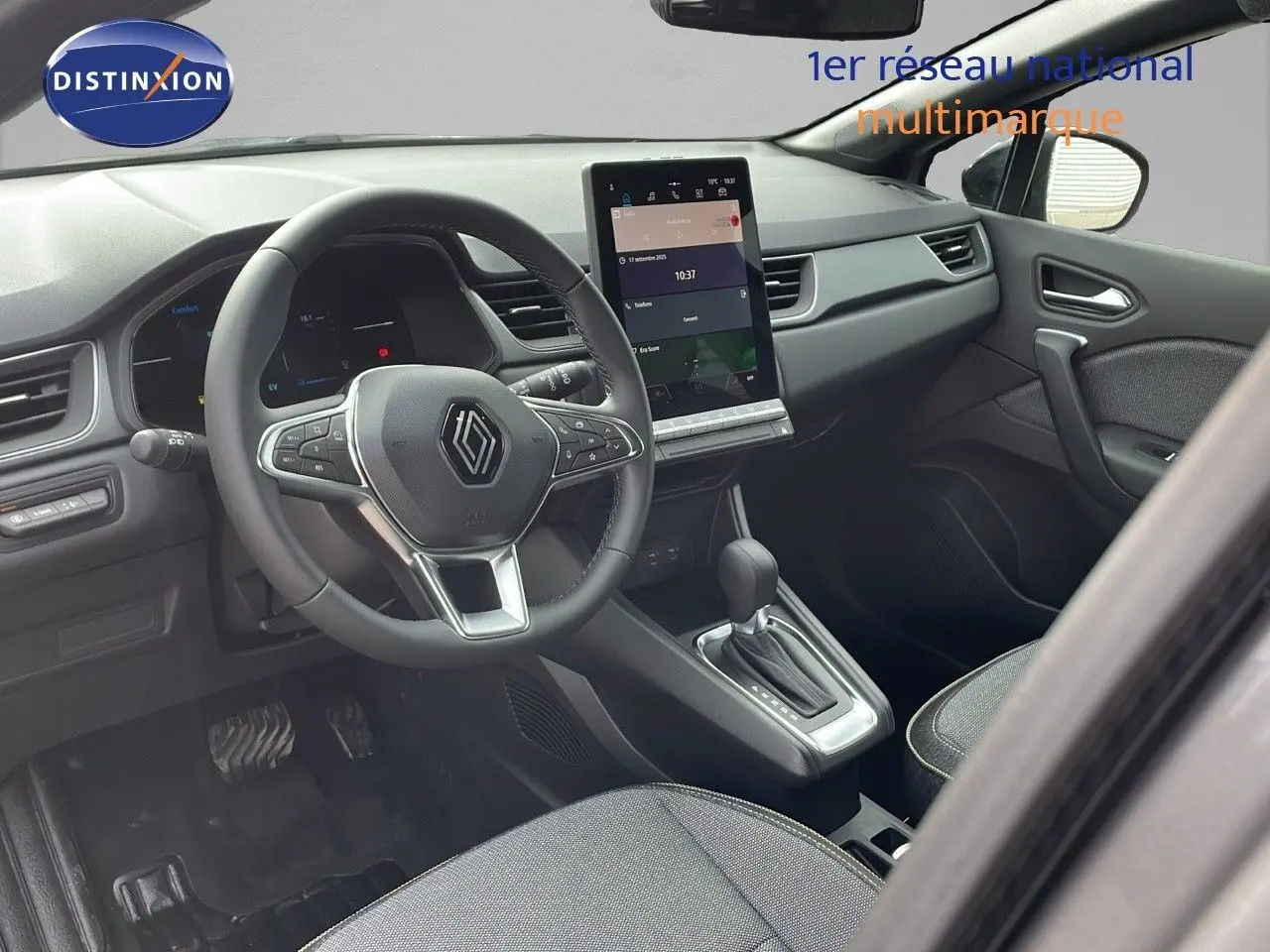 Intérieur avant droit du Renault Captur E-Tech gris Cassiopée, tableau de bord moderne avec écran tactile vertical.