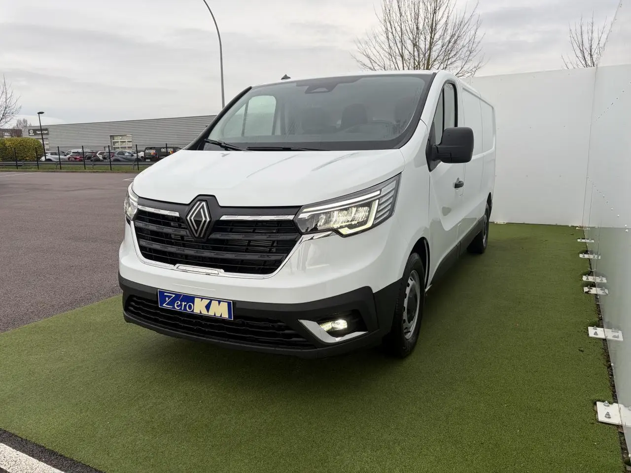 Renault Trafic Fourgon blanc glacier vu 3/4 avant droit avec projecteurs LED et plaque Zero KM.