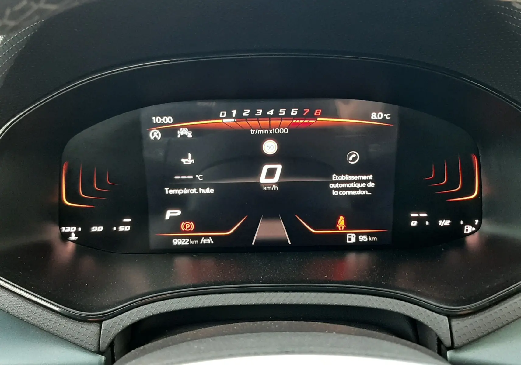 Vue rapprochée du tableau de bord numérique du SEAT Arona 2025, affichage digital clair avec compte-tours et vitesse à zéro.
