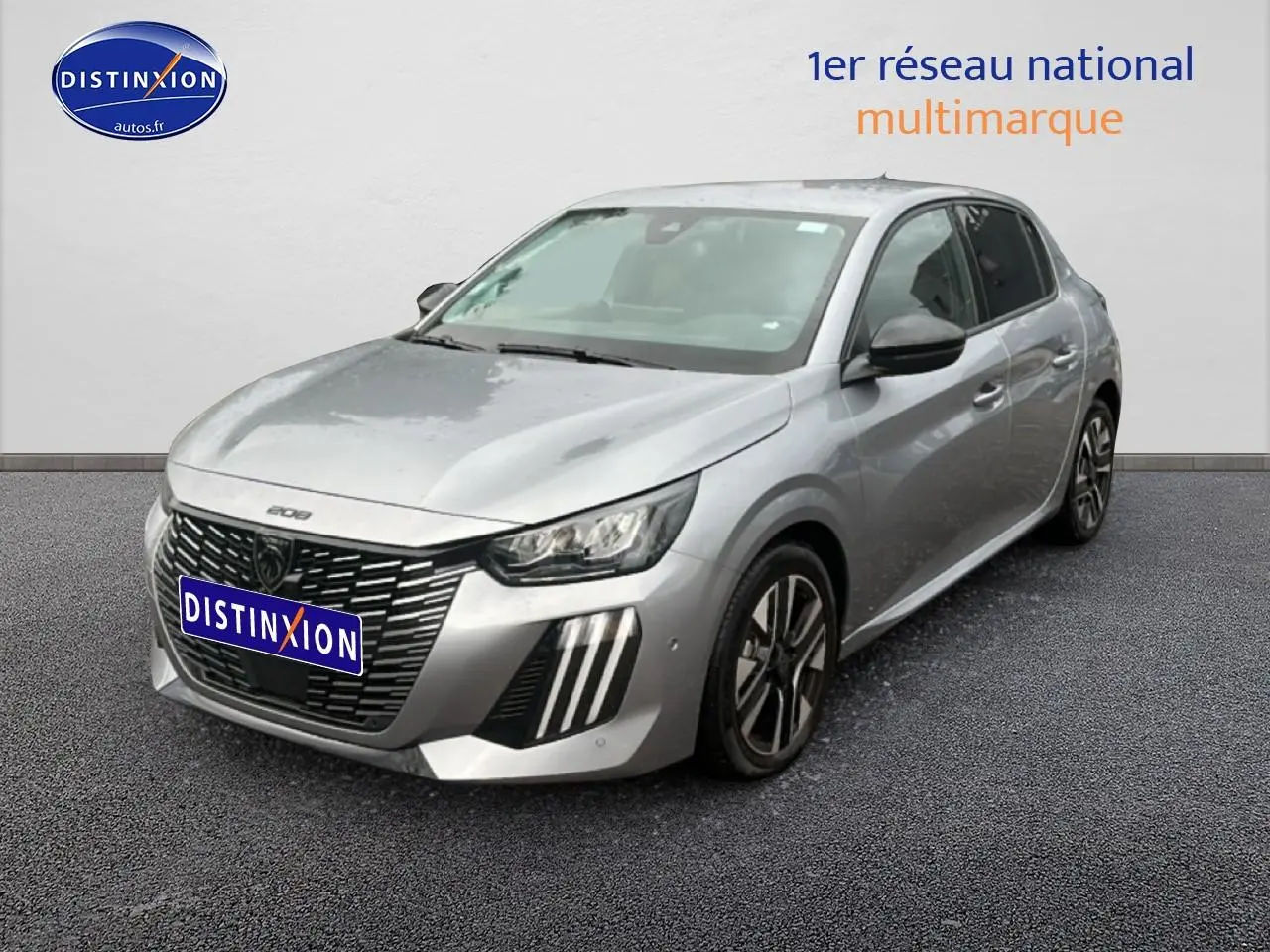 Peugeot 208 gris artense vue 3/4 avant droit avec calandre noire et feux LED distinctifs.