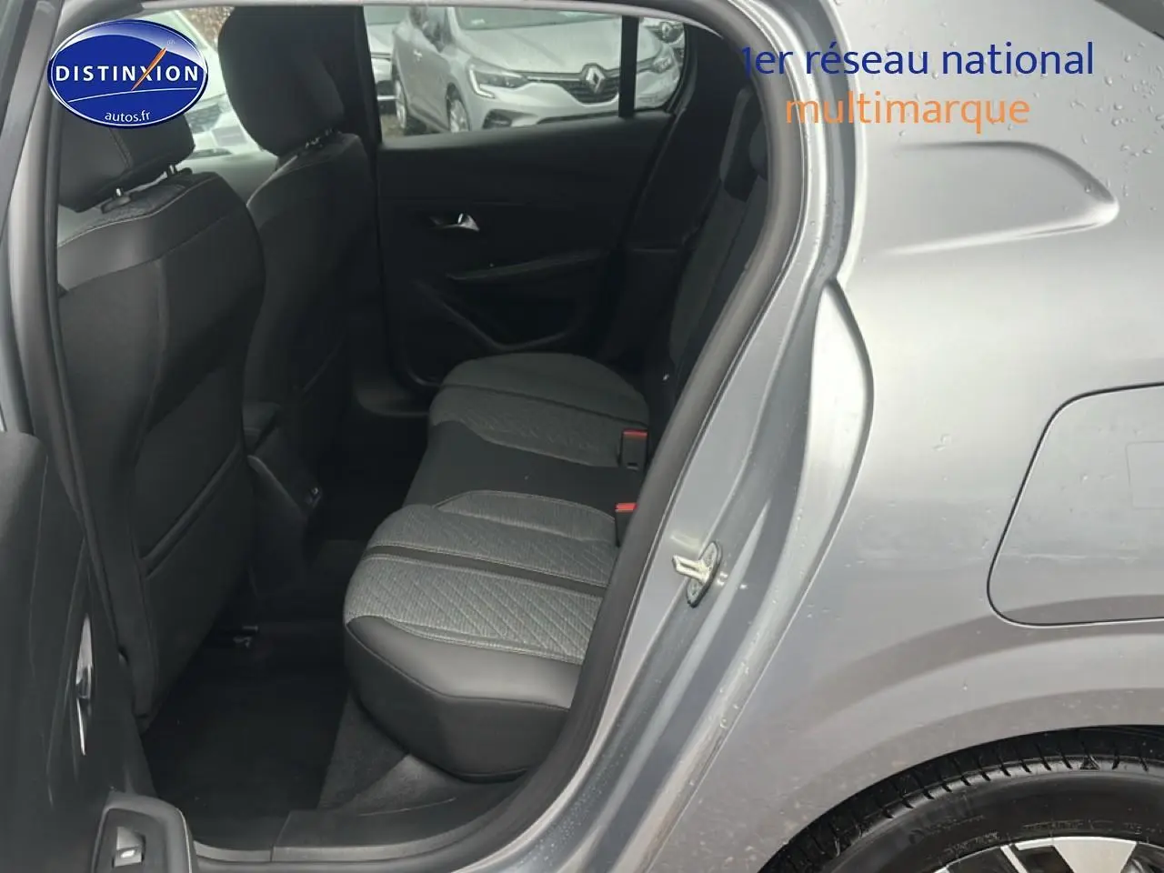 Vue côté droit arrière sur l'intérieur arrière gris artense du Peugeot 208 1.2 PureTech 100 Allure 2024 avec sièges tissu et cuir.