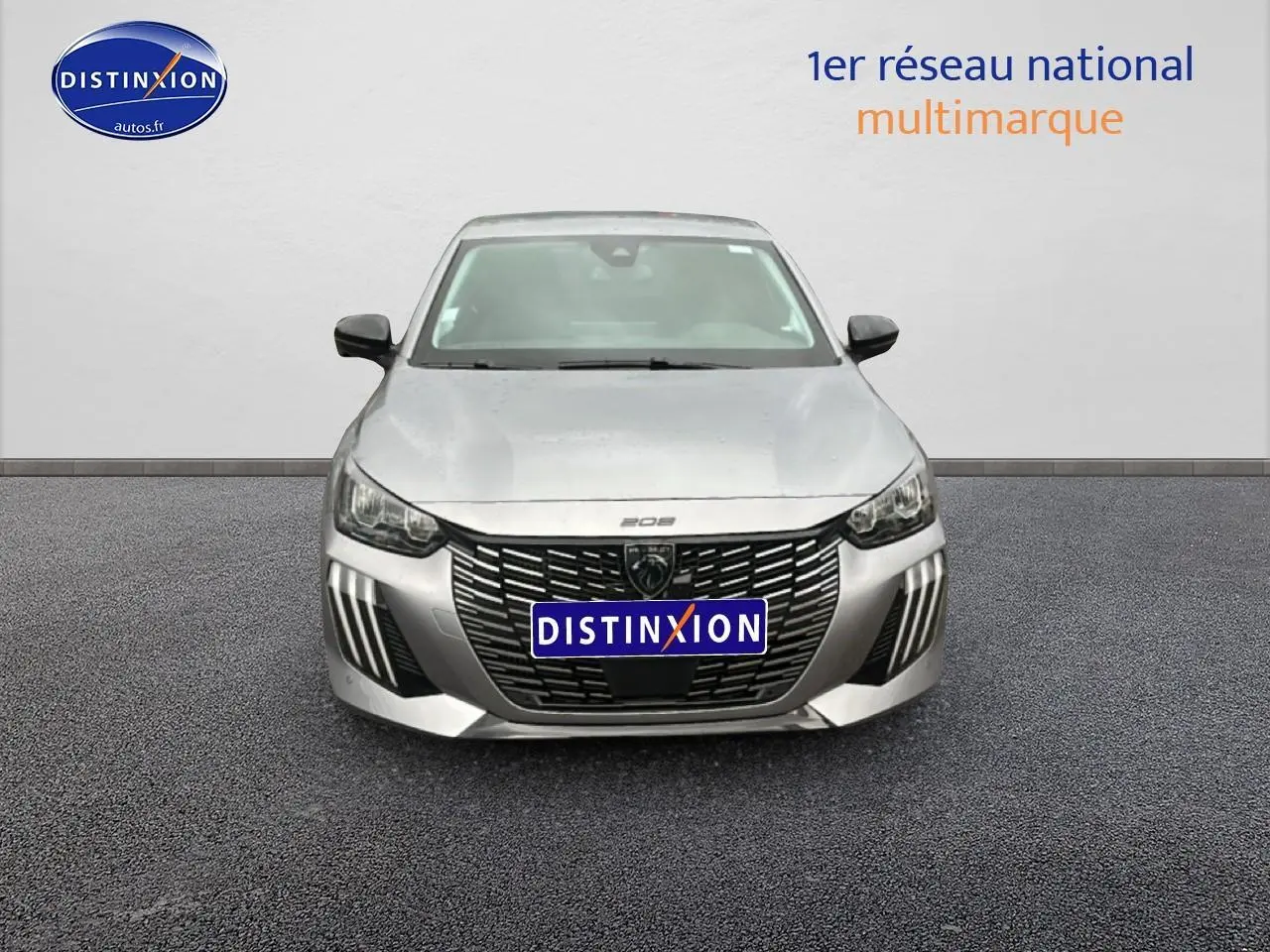 Vue avant d'une Peugeot 208 1.2 PureTech 100 Allure gris Artense avec calandre noire distinctive et phares LED.