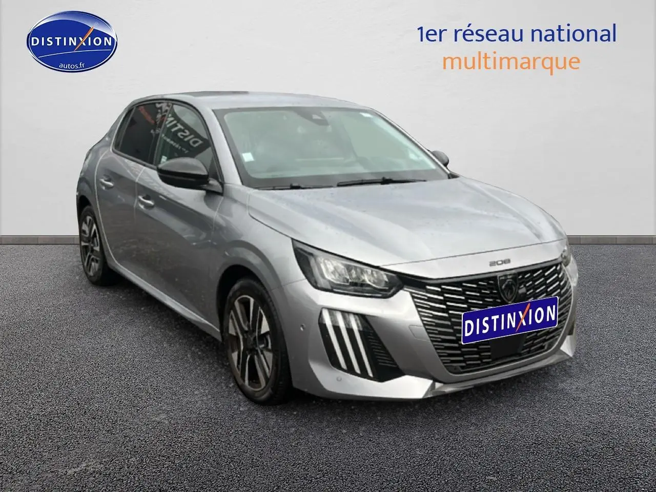 Peugeot 208 gris Artense en 3/4 avant droit, avec calandre noire et feux LED distinctifs verticaux.