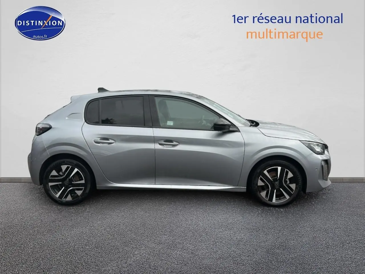 Profil droit d'une Peugeot 208 1.2 PureTech 100 Allure gris Artense avec jantes alliage et vitres teintées.