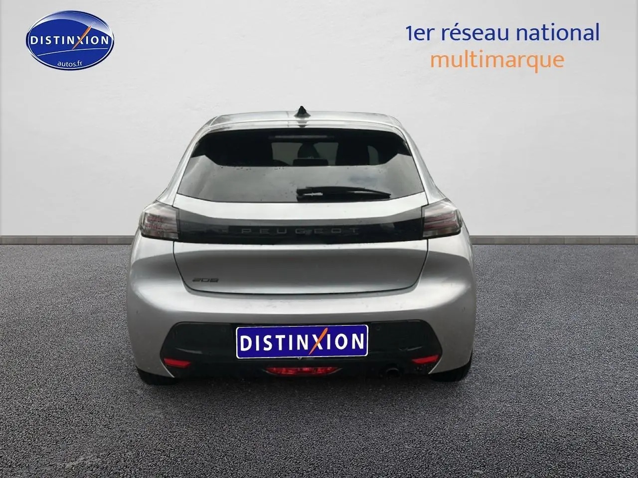 Vue arrière d'une Peugeot 208 gris artense 2024 avec feux arrière à LED et lunette arrière surteintée.