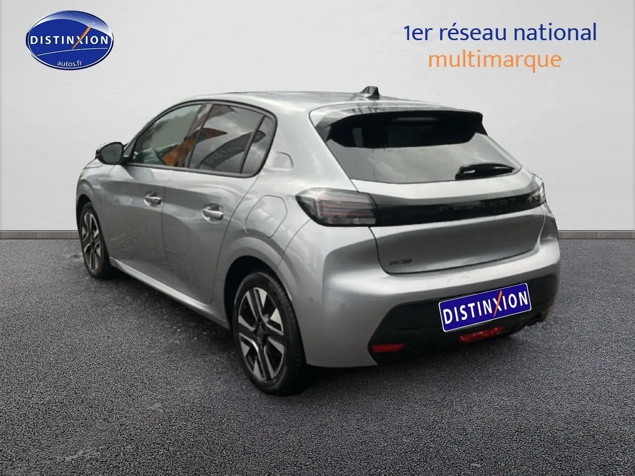 Vue 3/4 arrière gauche d'une Peugeot 208 1.2 PureTech 100 Allure gris Artense avec jantes alu et vitres teintées.