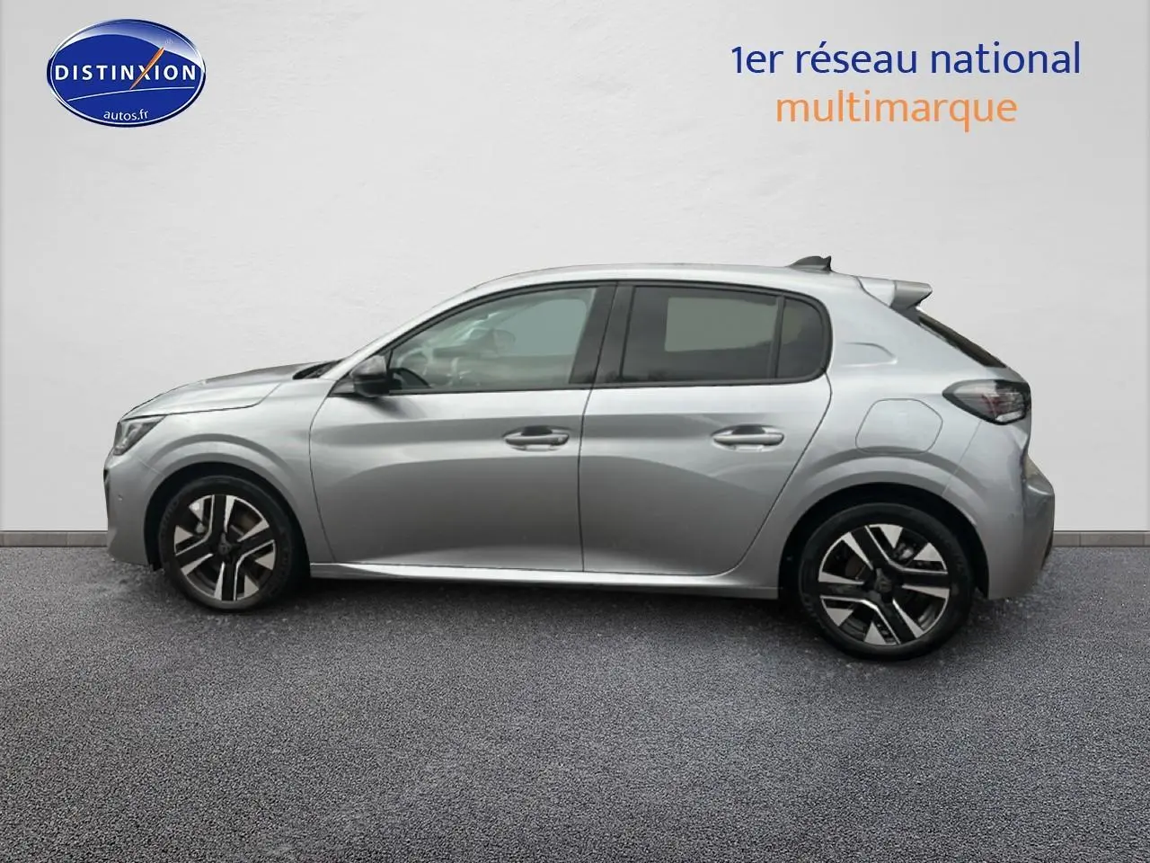 Profil côté gauche d'une Peugeot 208 1.2 PureTech 100 Allure gris Artense avec jantes alliage et vitres teintées.