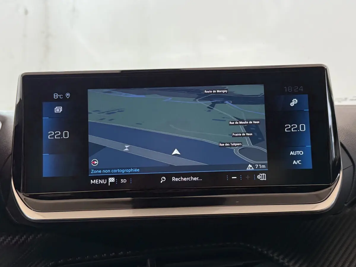 Écran tactile central du tableau de bord du Peugeot 2008 2023 affichant la navigation et la climatisation à 22°C.