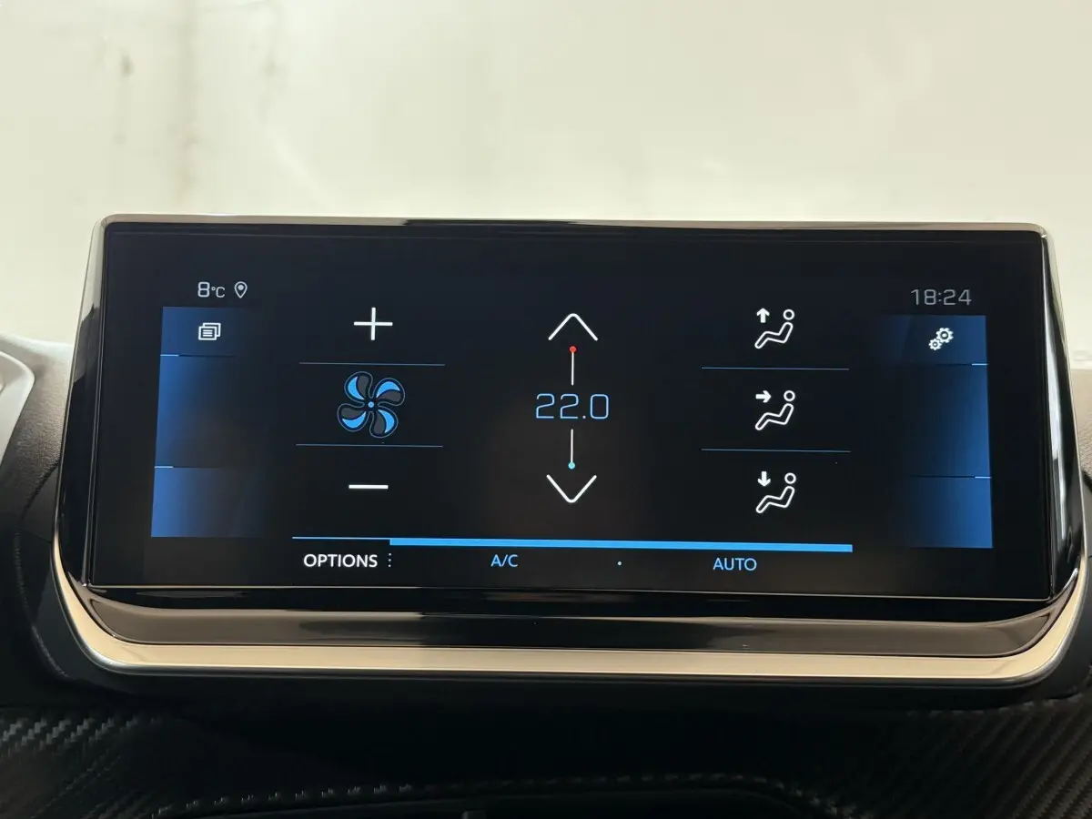Écran tactile central affichant la climatisation à 22°C dans le Peugeot 2008 gris clair, vue intérieure frontale.