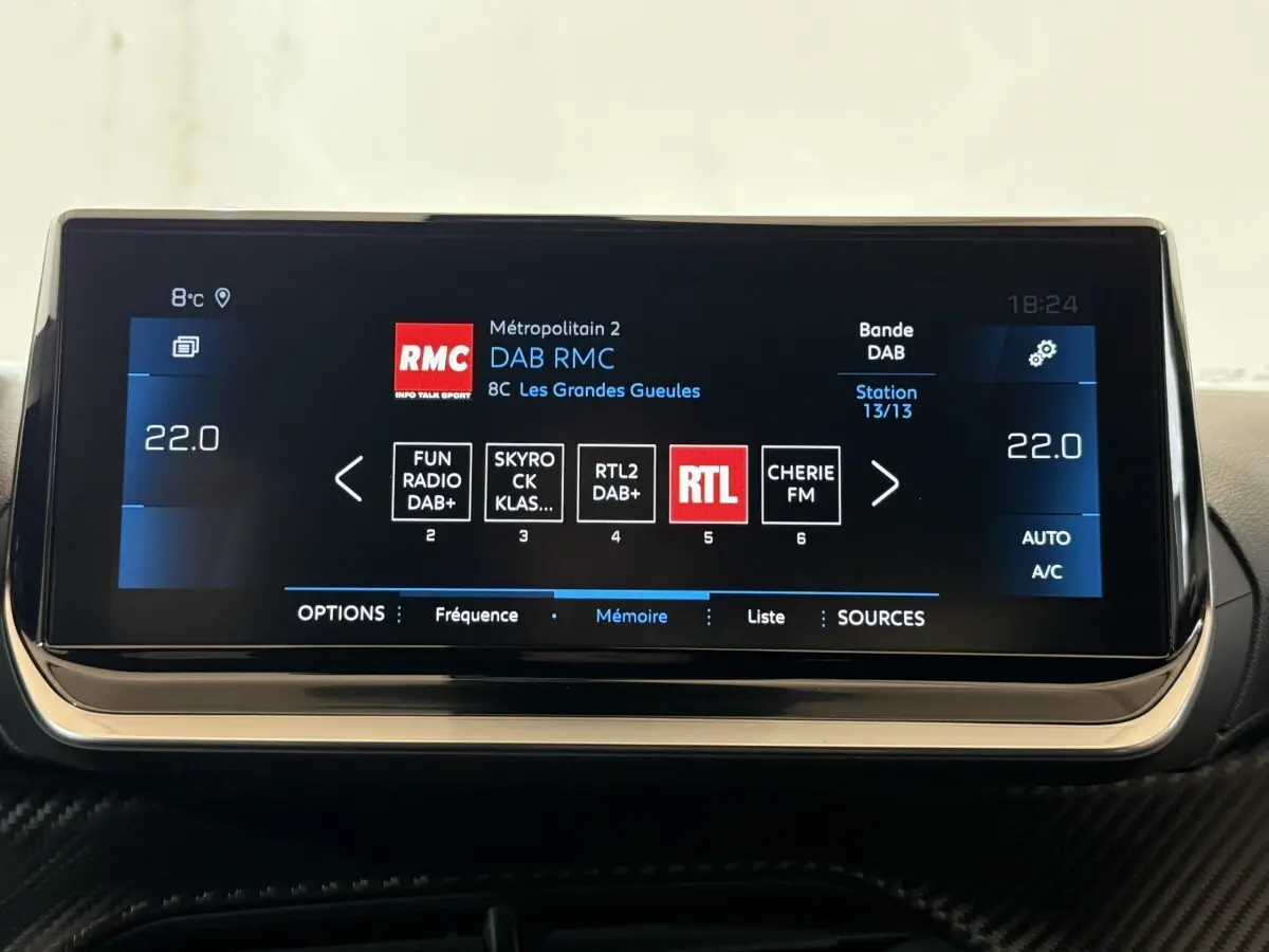 Écran tactile central de 17,8 cm affichant la radio DAB dans l’habitacle du Peugeot 2008 gris clair.