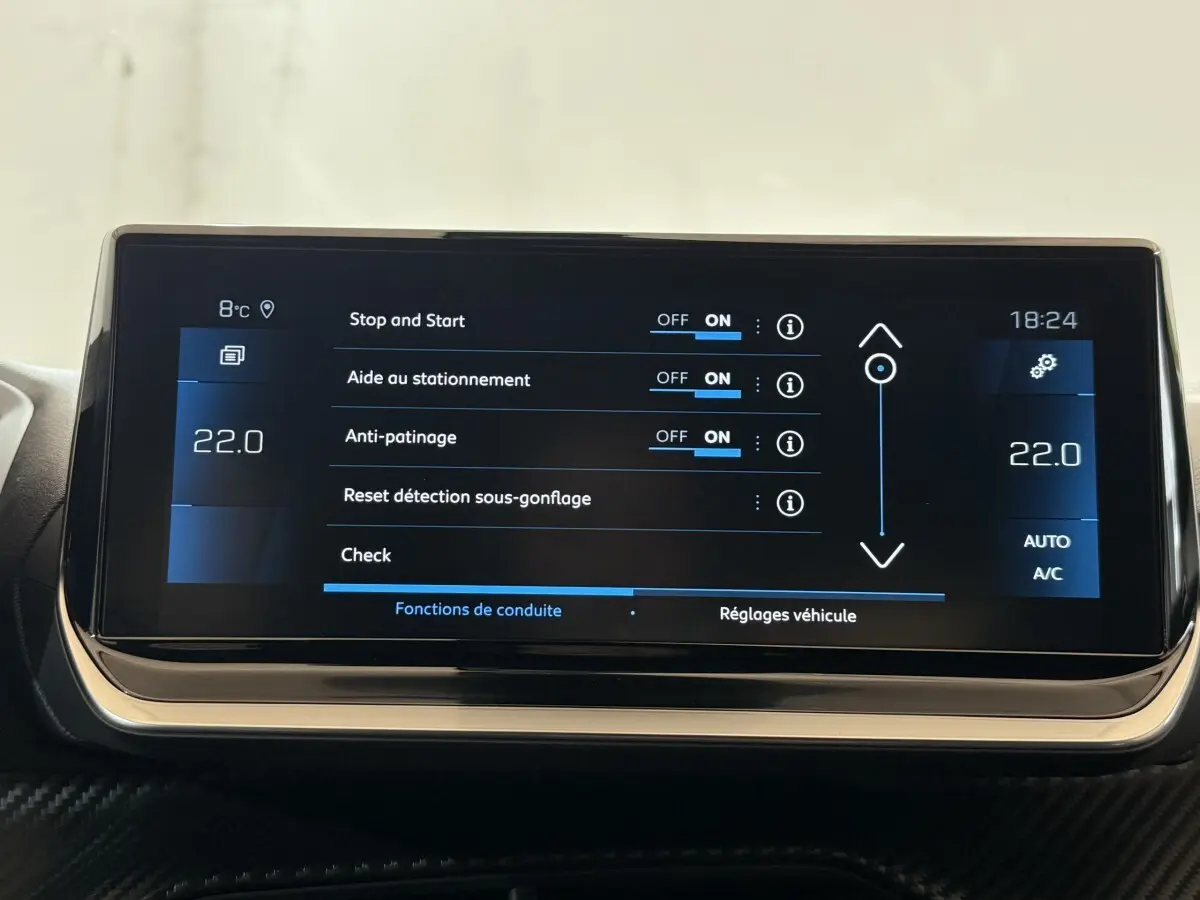 Écran tactile central du tableau de bord du Peugeot 2008 gris clair, affichant les réglages d'aide à la conduite.