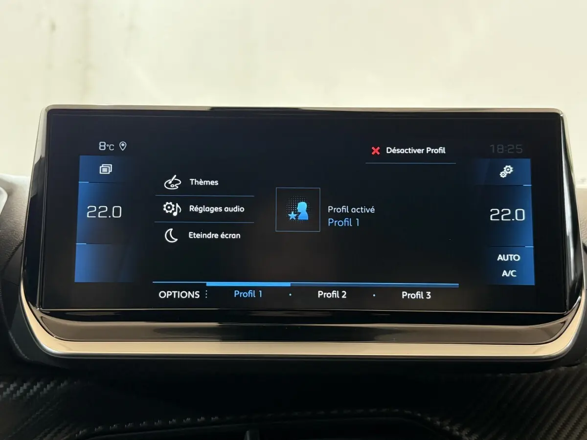 Écran tactile central du tableau de bord du Peugeot 2008 gris clair, affichant les réglages de profil et climatisation.