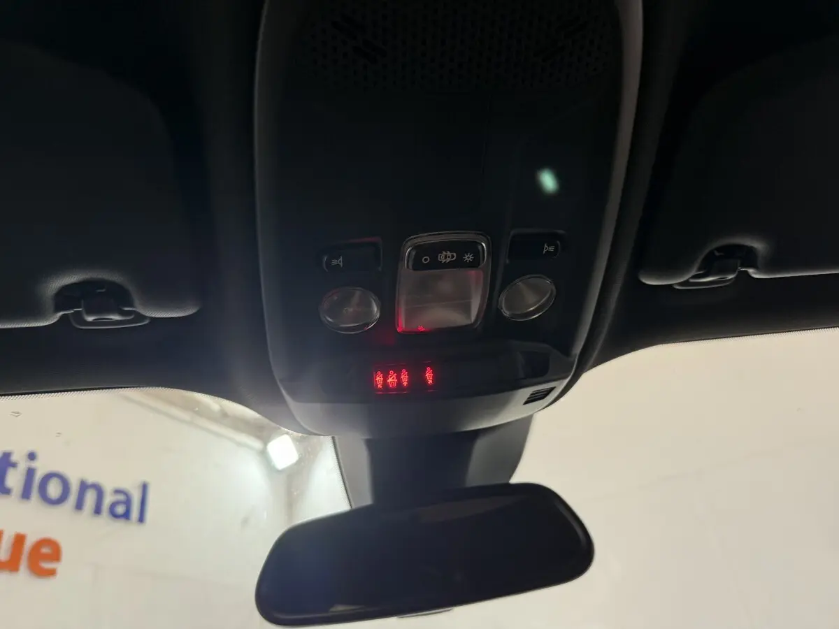 Vue intérieure du plafonnier et rétroviseur central d'une Peugeot 2008 gris clair, avec commandes et voyants lumineux rouges.