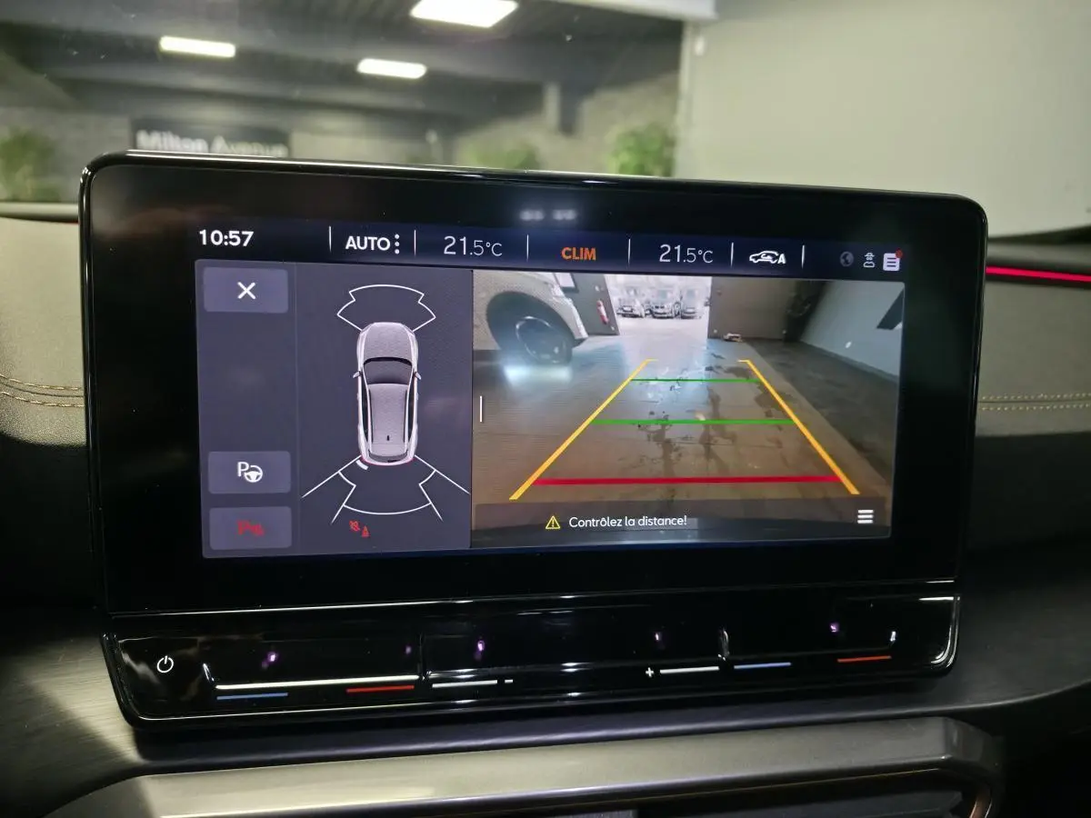 Écran tactile intérieur affichant la caméra de recul et les capteurs de stationnement du CUPRA Formentor bleu.