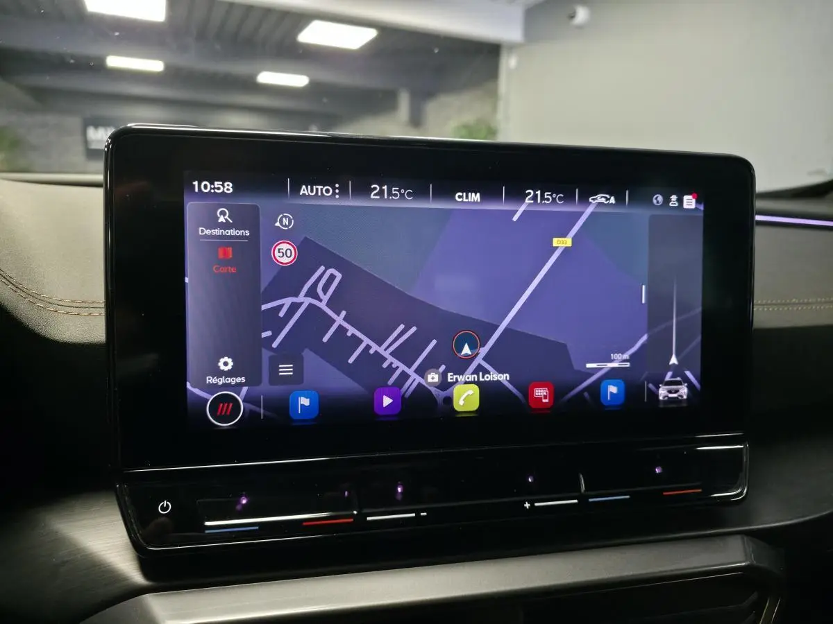 Écran tactile central du tableau de bord du CUPRA Formentor 2022 affichant la navigation GPS en intérieur.