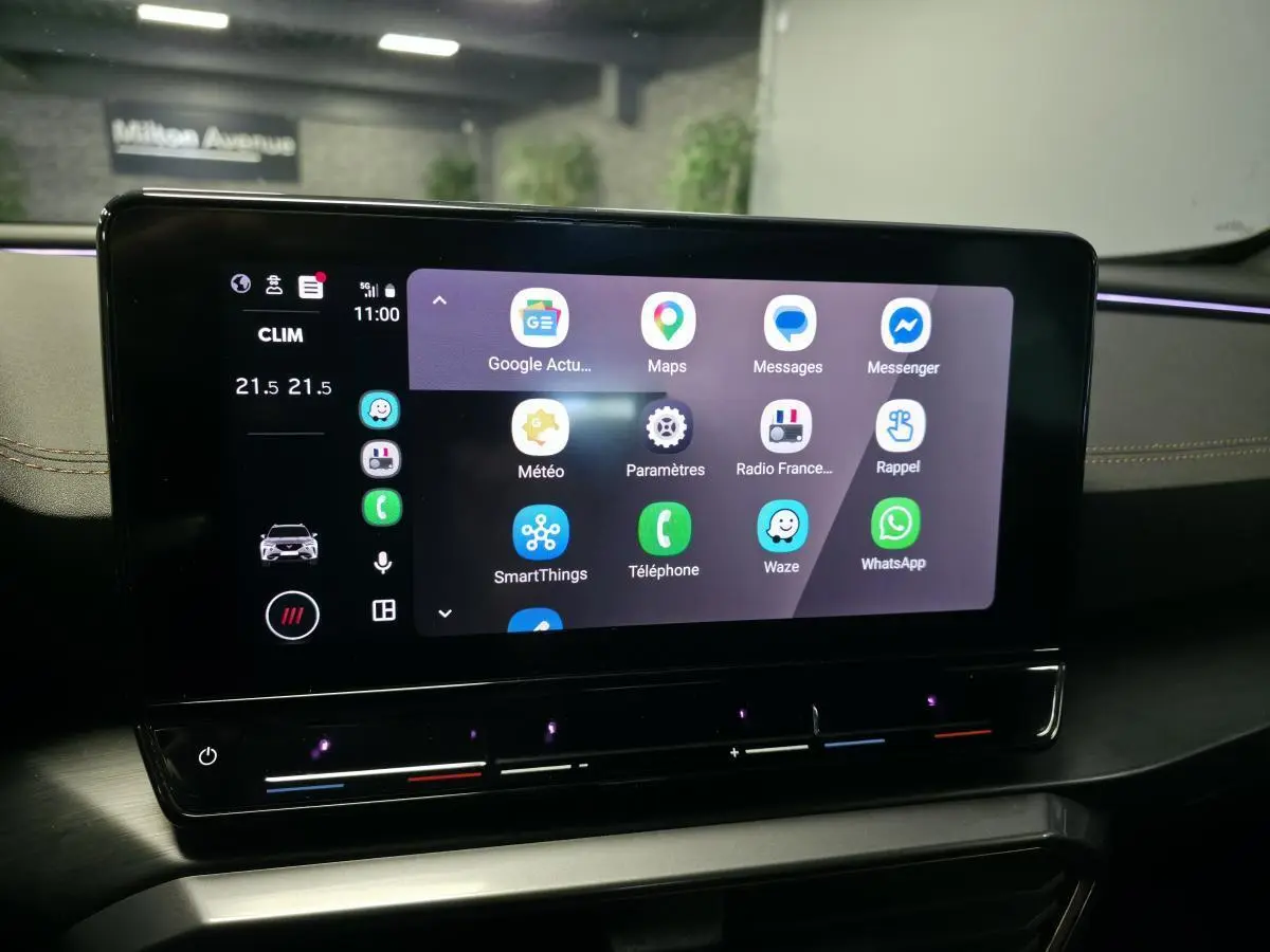 Écran tactile central affichant les applications connectées dans l'habitacle d'une CUPRA Formentor 2022.