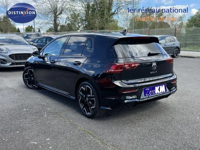 Volkswagen Golf 1.5 eTSI R-Line 2026 vue 3/4 arrière en gris lunaire avec jantes alu noires et vitres surteintées.