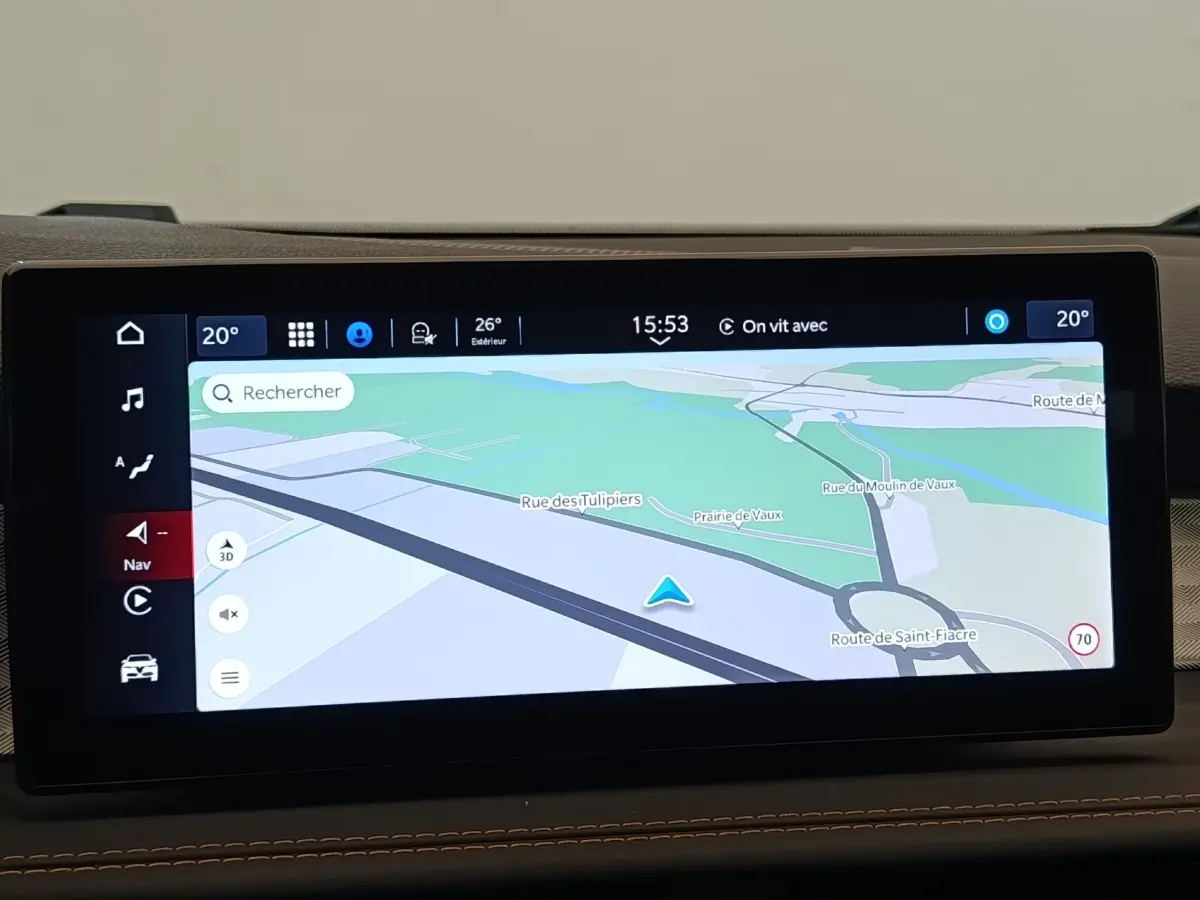 Écran tactile central de navigation affichant une carte 3D dans l'Alfa Romeo Tonale 1.5T Hybrid bleu, vue intérieure.