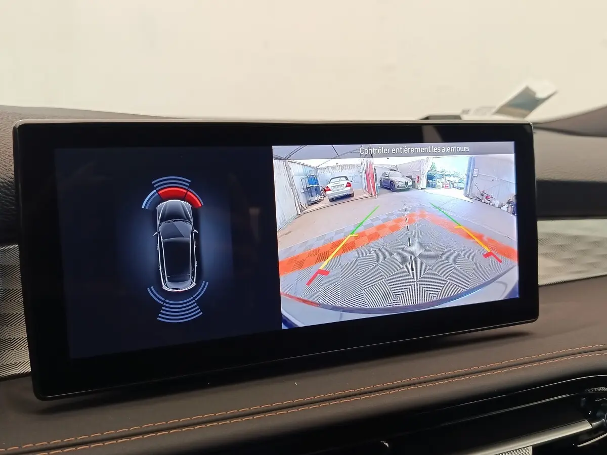 Écran tactile intérieur affichant la caméra de recul et l'aide au stationnement du tableau de bord de l'Alfa Romeo Tonale.