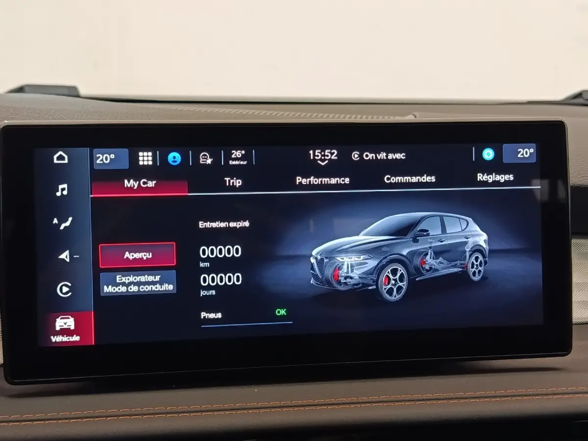 Écran tactile intérieur affichant une vue latérale droite stylisée en bleu de l'Alfa Romeo Tonale 1.5T Hybrid 2023.