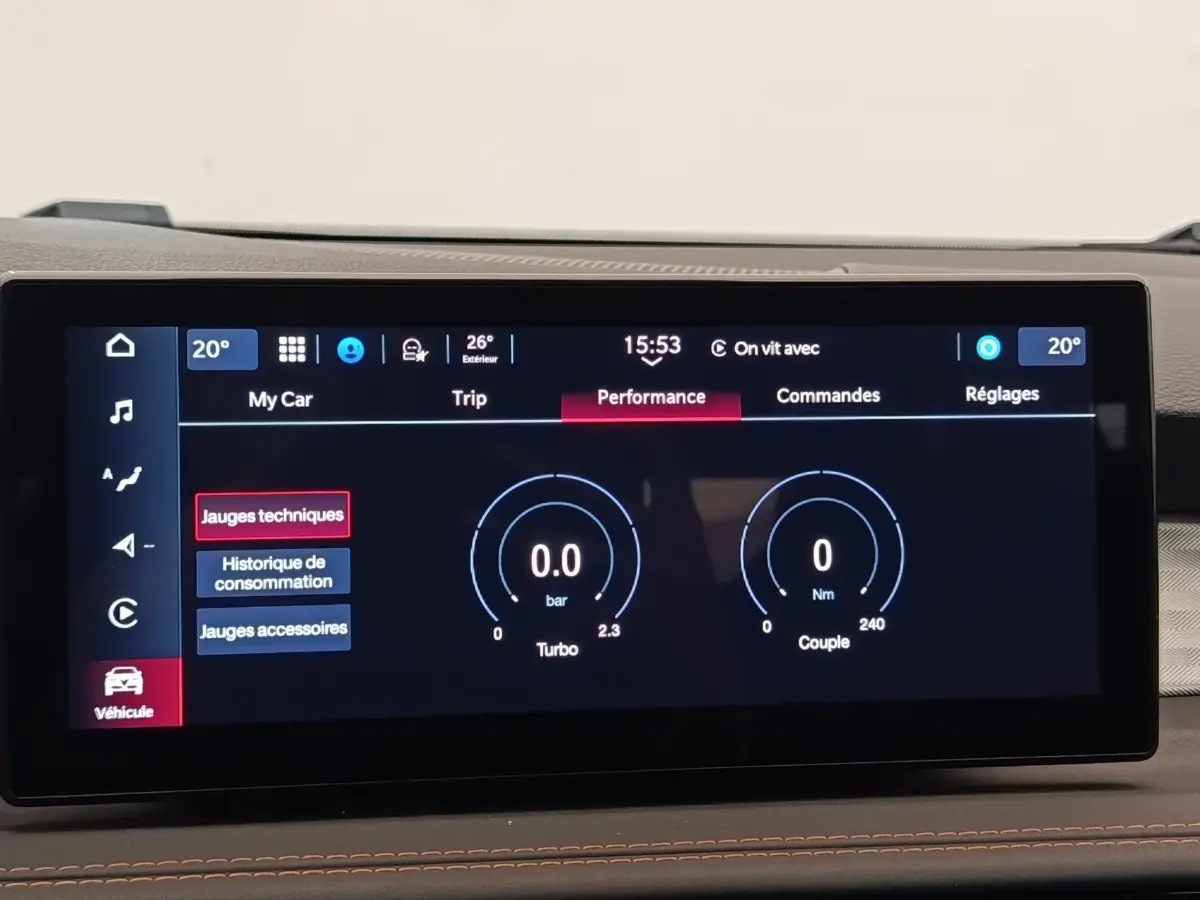 Écran tactile central de l'Alfa Romeo Tonale bleu 2023 affichant les jauges de performance et options du véhicule.