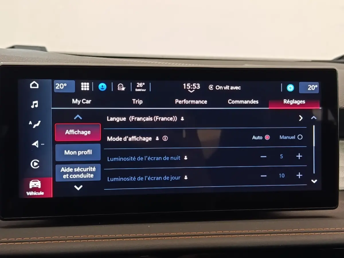 Écran tactile central de l'Alfa Romeo Tonale 1.5T Hybrid 160 VGT affichant les réglages d'affichage en français.