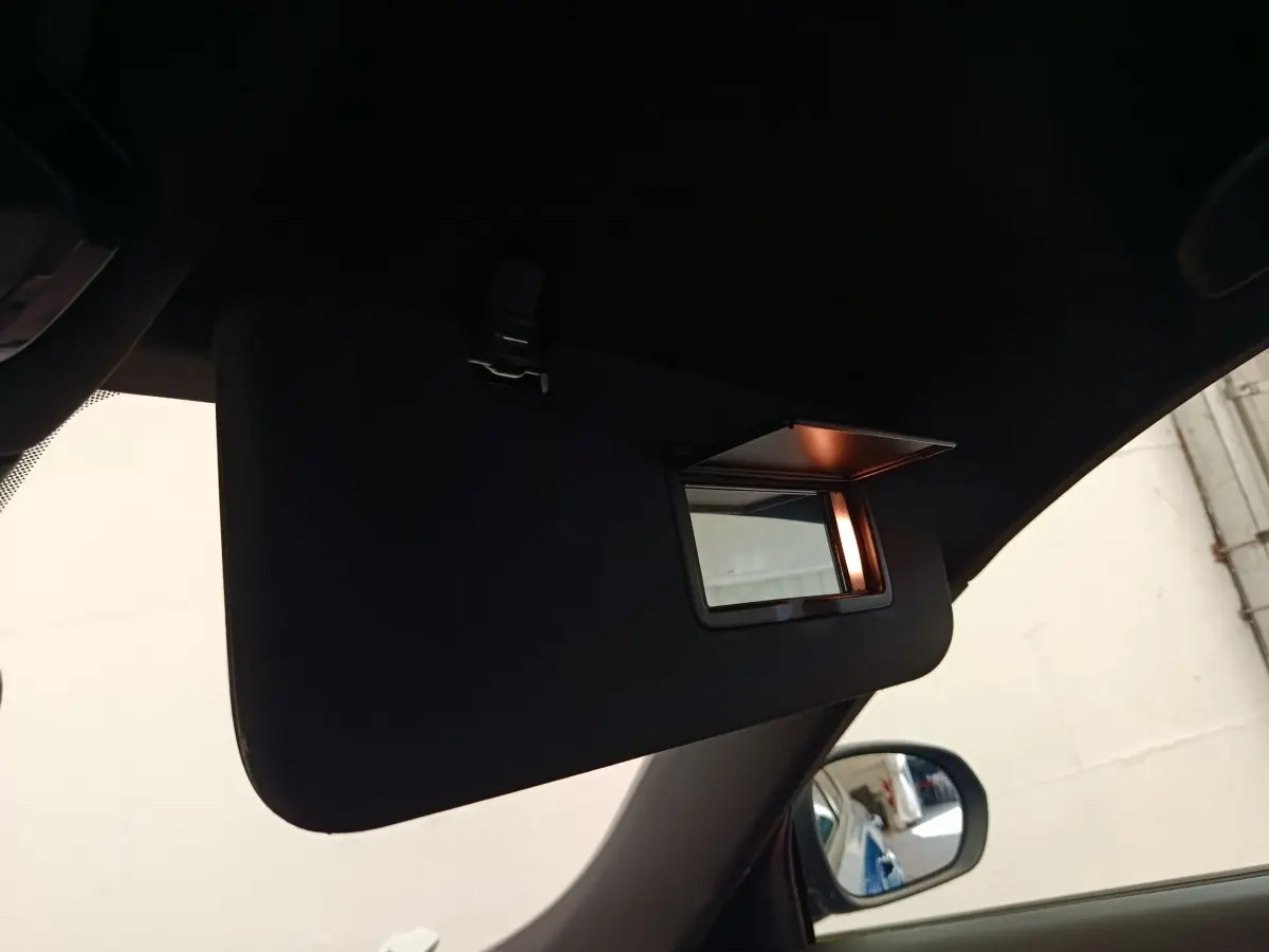 Pare-soleil côté conducteur avec miroir éclairé dans l'habitacle d'une Alfa Romeo Tonale bleu 2023.