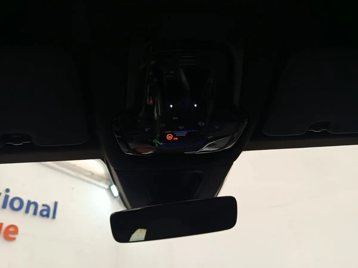 Vue intérieure centrée sur le plafonnier noir avec commandes et rétroviseur intérieur d'une Alfa Romeo Tonale 2023.