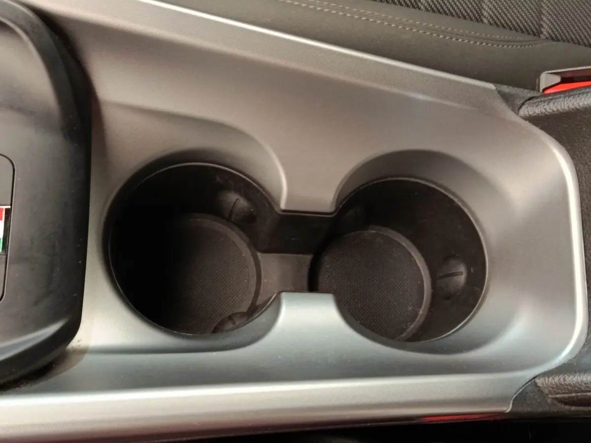 Gros plan sur les porte-gobelets centraux gris argent dans l’habitacle de l’Alfa Romeo Tonale 1.5T Hybrid 2023.
