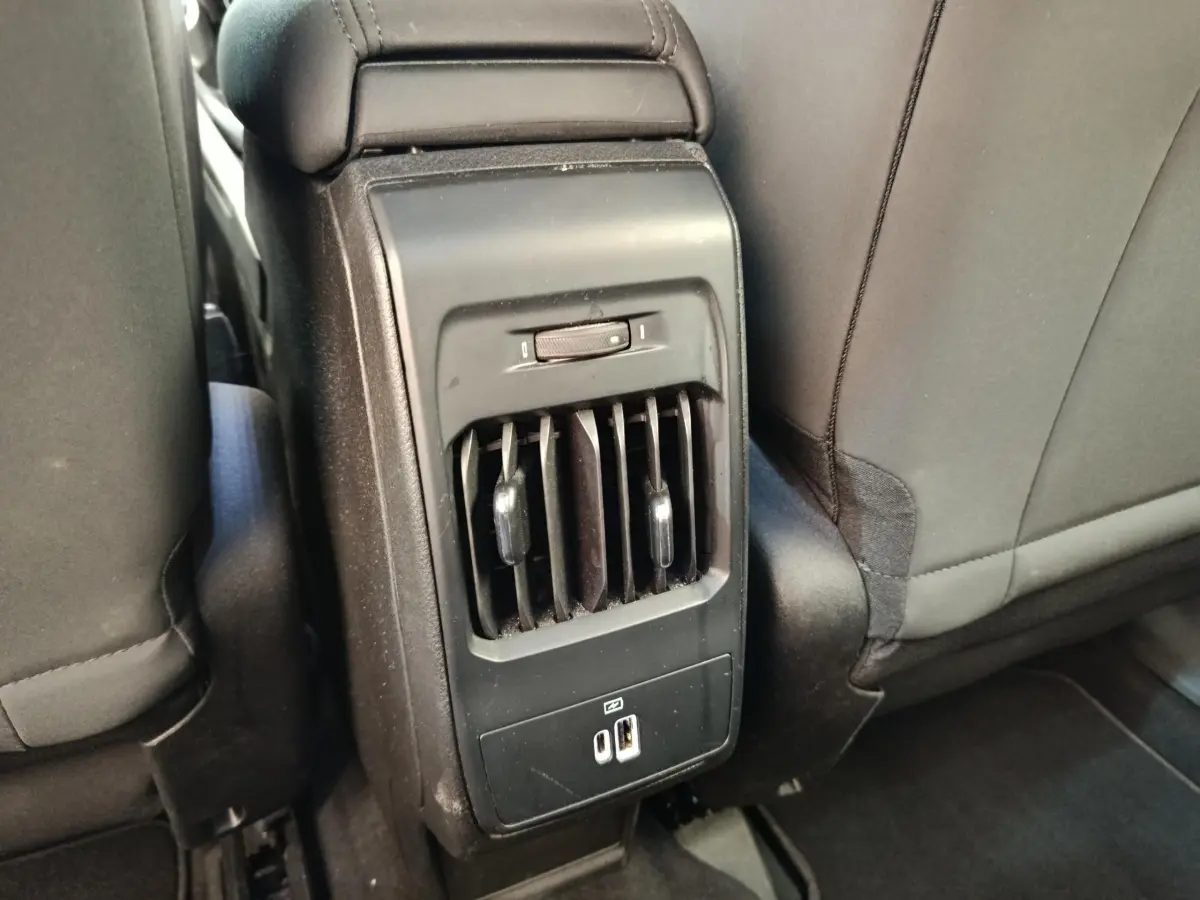 Détail des aérateurs arrière et ports USB dans l'habitacle noir de l'Alfa Romeo Tonale 1.5T Hybrid 2023.