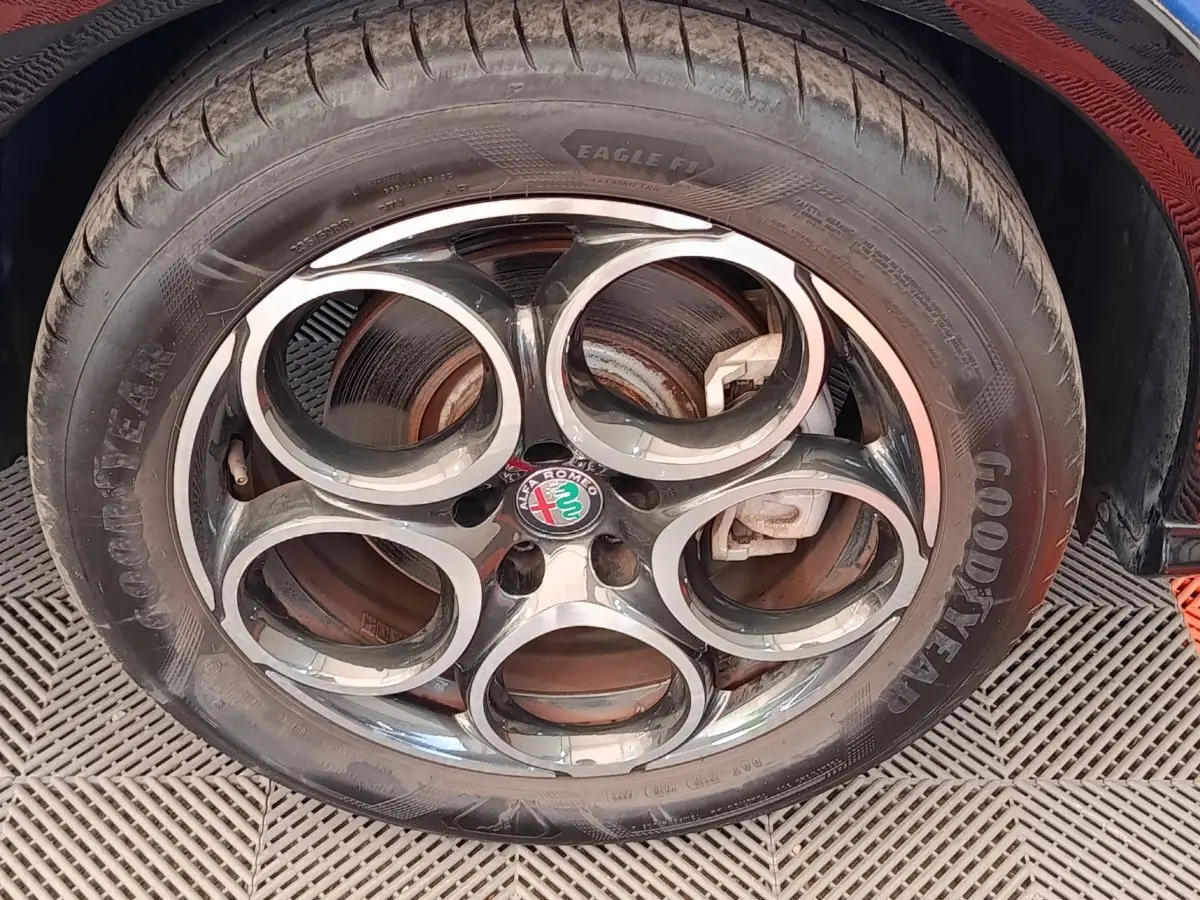 Vue rapprochée sur la roue avant droite d'une Alfa Romeo Tonale bleu 2023, pneu Goodyear visible.