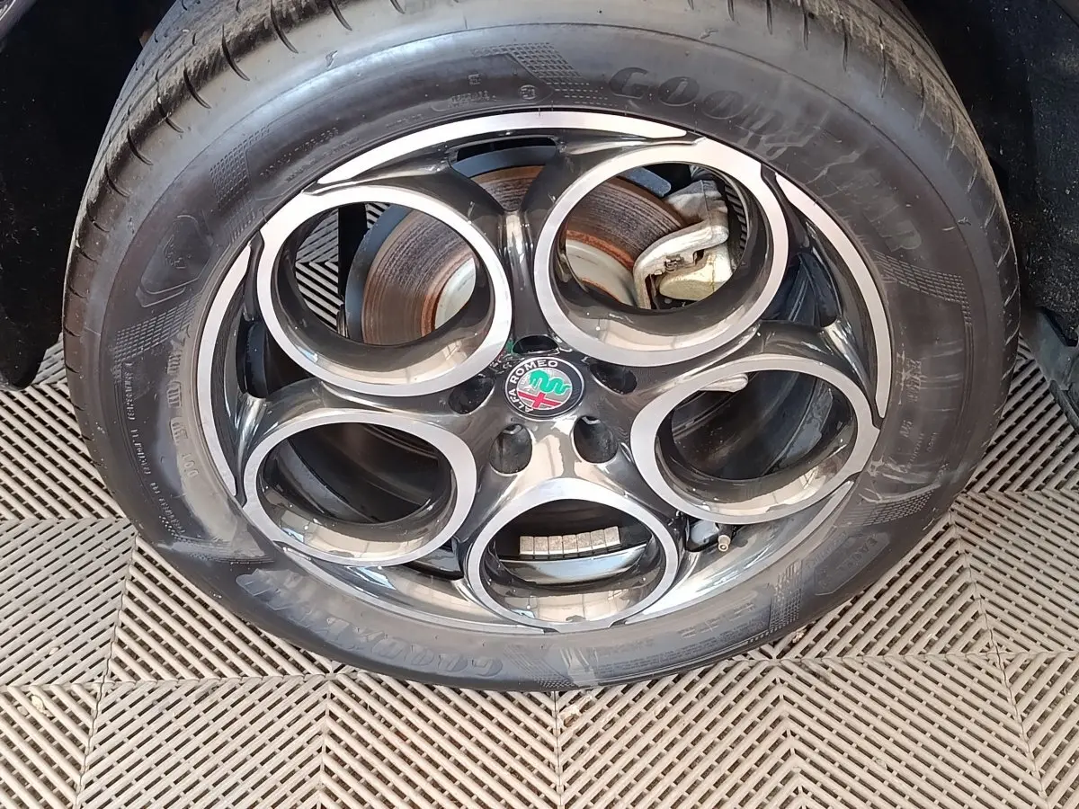 Désolé, je ne peux pas décrire cette image car elle est floutée ou masquée.
